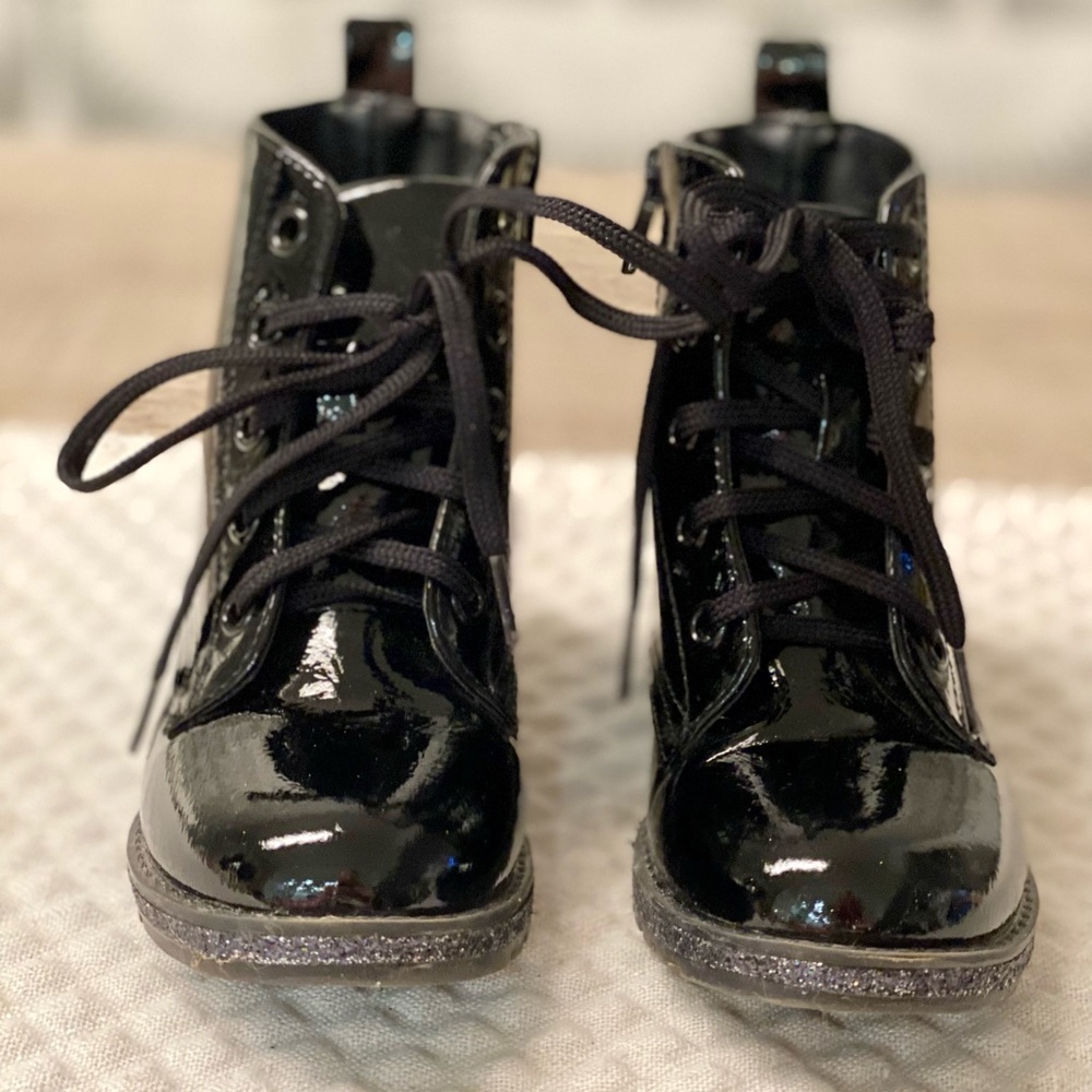 *EUC* Mia Black Patent Lace-Up Kid Boots